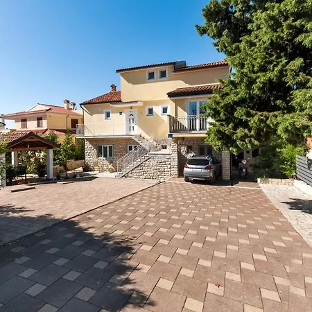 Apartment & Anita